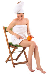 Nat&uuml;rliches Model mit strahlender Haut, frischen Zitrusfr&uuml;chten und dezent sichtbarer Cellulite &ndash; echte Sch&ouml;nheit, authentisch und selbstbewusst