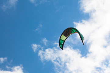 voile de kite-surf sur fond de ciel