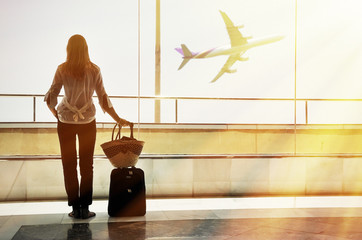 Girl at the airport window - obrazy, fototapety, plakaty