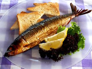 Essen mit Heering Toastbrot und Salat