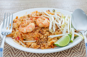 fried noodles thai style with prawns (pad thai)