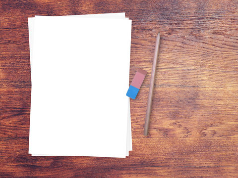 Pages blanches sur fond de bois