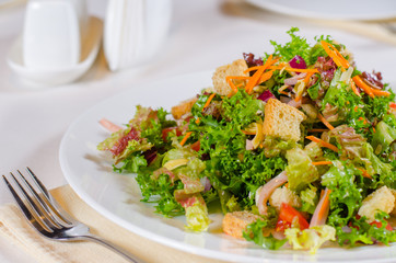 Delicious mixed salad with fried crunchy croutons