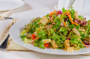 Delicious mixed salad with fried crunchy croutons