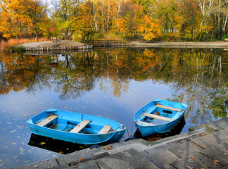 Две лодки на берегу озера, пруда. Осенний водный пейзаж