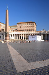 Fototapeta na wymiar Turyści na Placu Św. Piotra w Rzymie