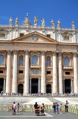 Turyści na Placu Św. Piotra w Rzymie