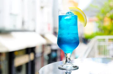 Crédence de cuisine en verre imprimé Cocktail Blue cocktail on the terrace