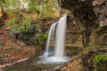 Fototapeta na wymiar natural view of Niagara escarpment waterfall in autumn woods