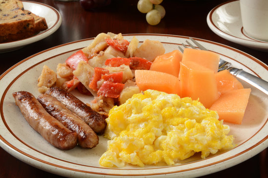 Sausage and eggs with homefries