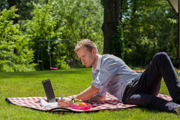Obraz premium Man lieing on blanket