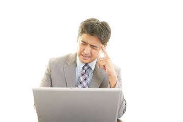 頭痛を訴えるビジネスマン