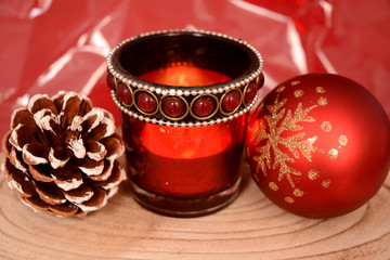 rode  kerstdecoratie met kaarsjes en rode achtergrond