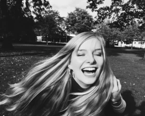 Zelfklevend Fotobehang Junge Frau lacht herzhaft © Christian Schwier