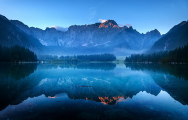 panorama górskiego jeziora w Alpach włoskich - obrazy, fototapety, plakaty