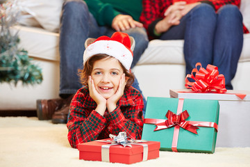 Obraz na płótnie Canvas Kind mit Geschenken zu Weihnachten