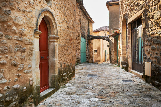 Fototapeta Street in Grambois, Provence