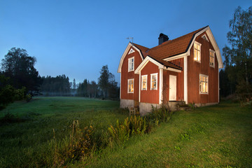 Fototapeta na wymiar Abendstimmung Holzhaus in Schweden Skandinavien