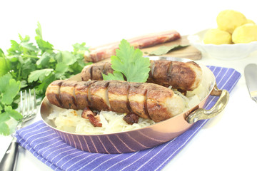 Brawurst mit Sauerkraut und Speck