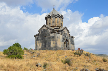 Армения, церковь 11 века рядом с крепостью Амберд