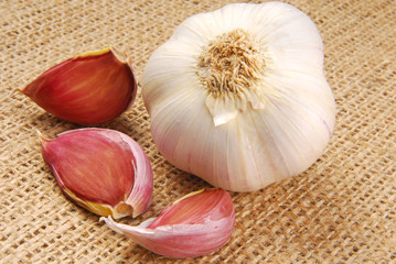 garlic on hessian fabric