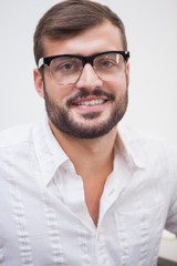 Obraz premium Casual businessman smiling at camera