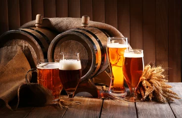 Fotobehang Bier Biervat met bierglazen op tafel op houten achtergrond