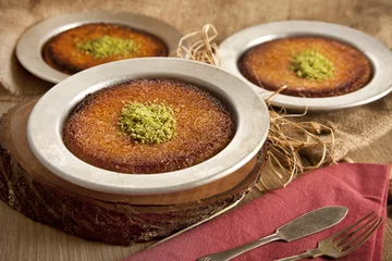 Rolgordijnen Turkish dessert kunefe with pistachio powder © gorkemdemir