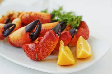 Gordijnen Boiled crab claws with lemon and dill © irrez