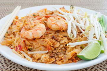 fried noodles thai style with prawns (pad thai)