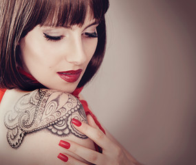Mädchen mit Tattoo-ladybabe