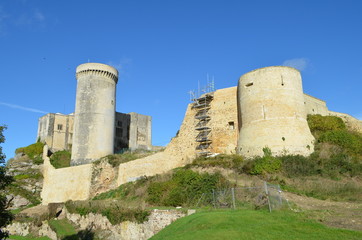 Fototapeta na wymiar Rénovation du rempart du Château Ducal de Falaise (Normandie)