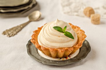 Песочные корзиночки с белковым кремом