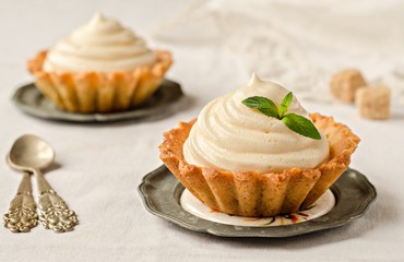 Песочные корзиночки с белковым кремом