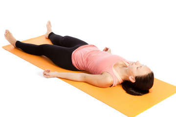 Yoga&uuml;bungen vor wei&szlig;em Hintergrund