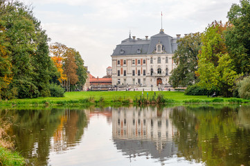 Fototapeta na wymiar Zamek w parku