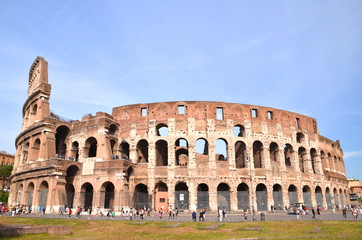 Fototapeta na wymiar Monumentalne coloseum w Rzymie na tle niebieskiego nieba, Włochy