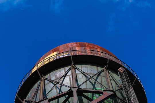 Wasserturm mi blauem Himmel Hintergrund
