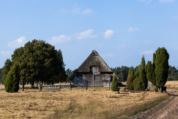 Fototapeta na wymiar Schafstall in der Lüneburger Heide