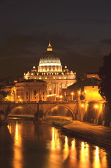 Monumentalny widok bazyliki św. Piotra nad Tybrem nocą w Rzymie