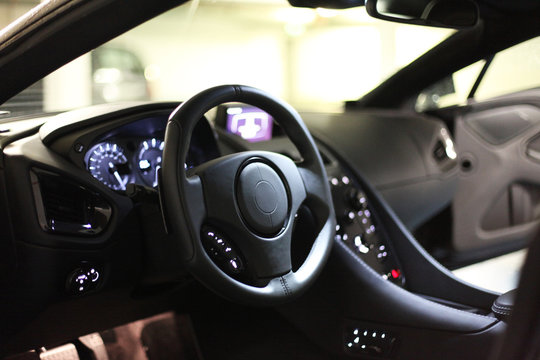 Cockpit eines Sportwagens