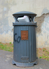 Mobilier urbain à Rome (Italie) - Poubelle 