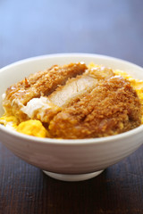 カツ丼　渋いテーブル