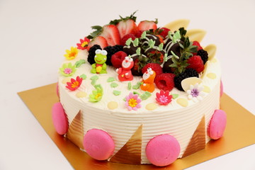 Round vanilla cake decorated with fresh fruits