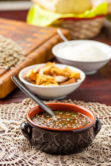 Zuppa di lenticchie nel coccio sul tavolo