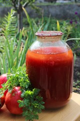 Банка томатного сока на природе