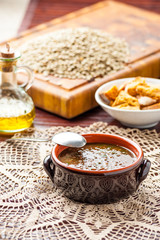 Zuppa di lenticchie nel coccio sul tavolo