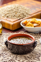 Zuppa di lenticchie nel coccio sul tavolo