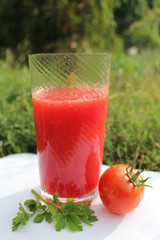 Стакан томатного сока с помидором