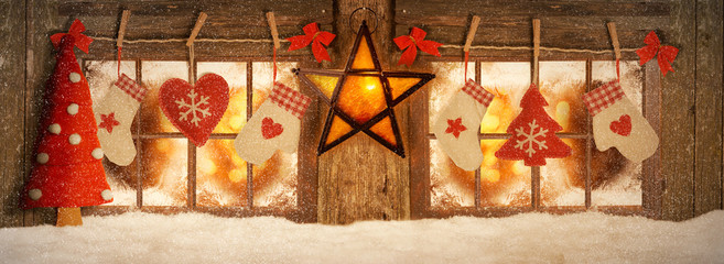 Weihnachtlich dekoriertes Fenster beleuchtet